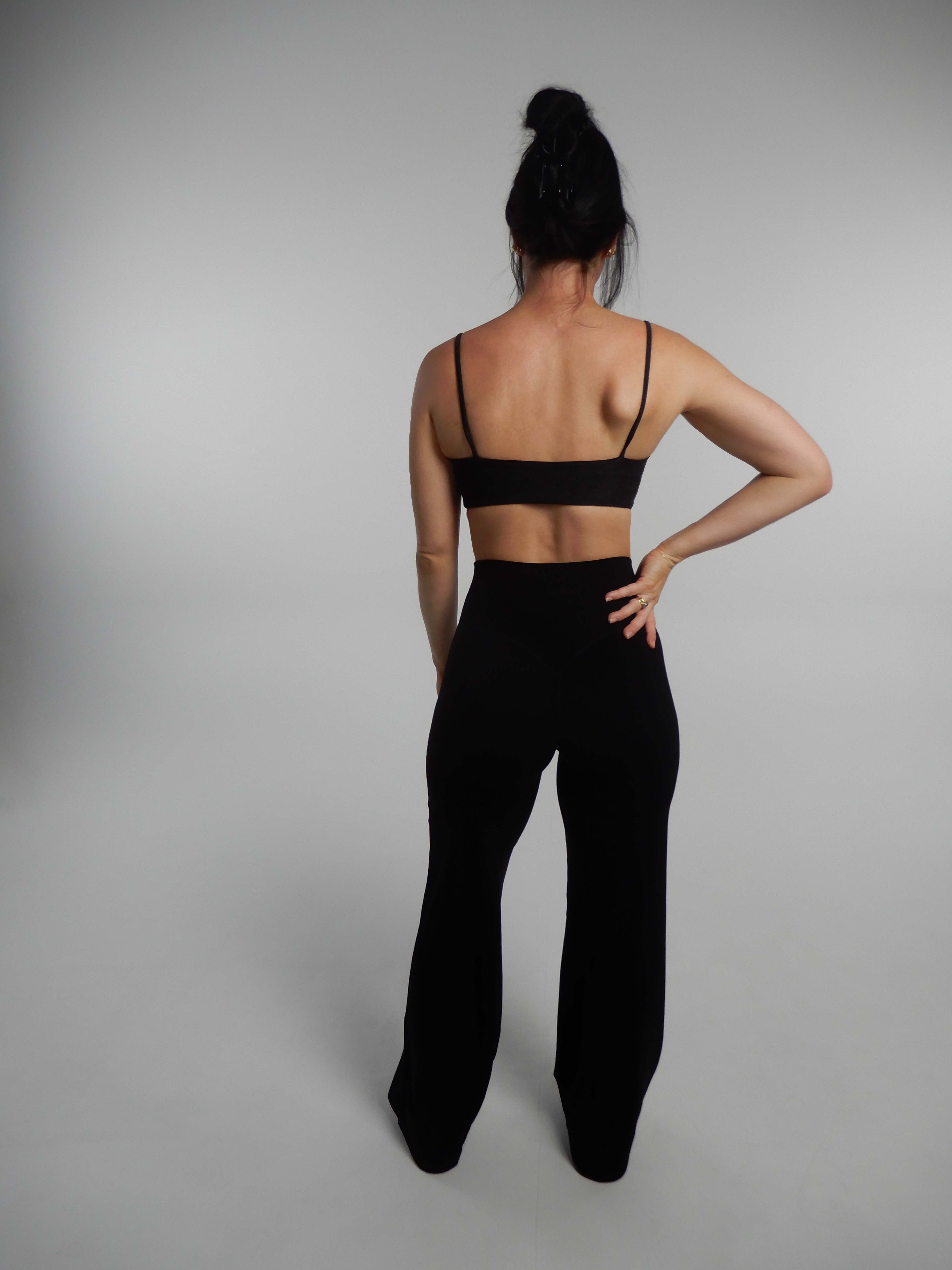 Active woman wearing NR wide leg tights in the Noa premium fabric