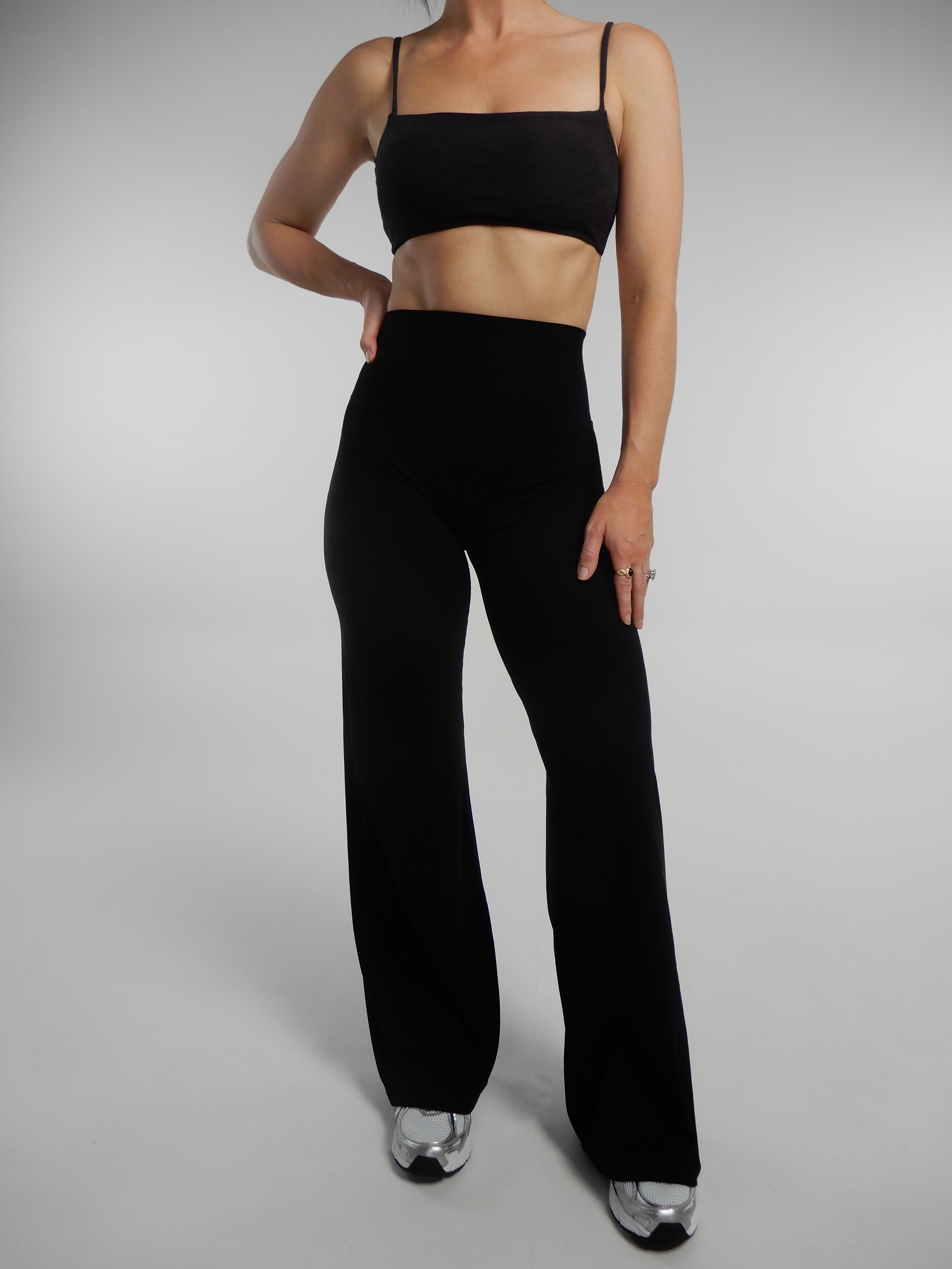 Active girl wearing Noa premium fabric in the NR Wide leg Tights. 